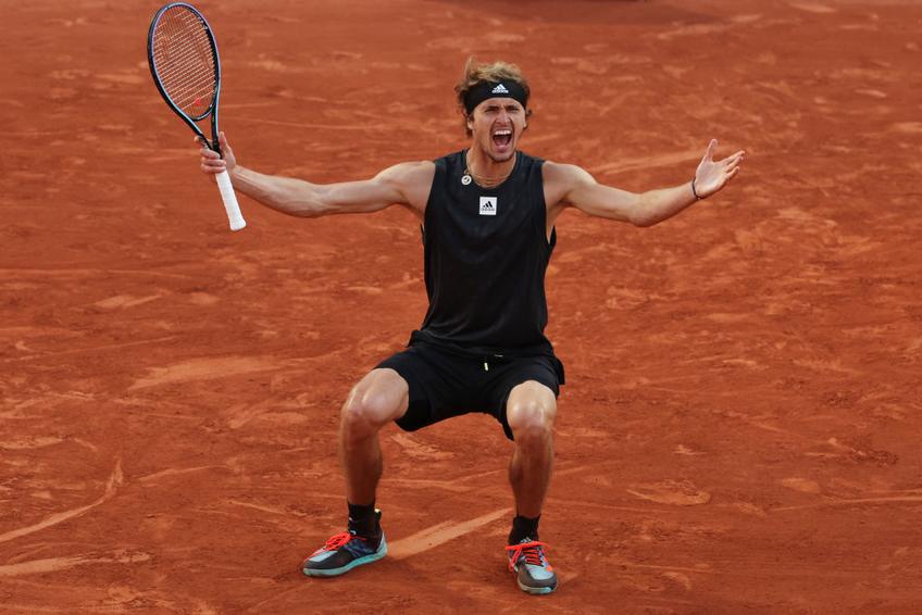 Alexander Zverev (25 de ani, 3 AT) l-a învins pe Carlos Alcaraz (19 ani, 6 ATP), scor 6-5, 6-4, 4-6, 7-6(7), și s-a calificat în semifinalele Roland Garos. Acolo va da peste Djokovic sau Nadal.
