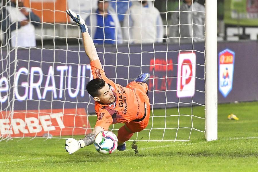 Cătălin Căbuz intervine salvator în Chindia - Chiajna // foto: Imago Images „Nu mă «vând» ușor” » Și-a salvat echipa de la retrogradarea în Liga 2, acum își dezvăluie secretul: „Știți ce e culmea?”
