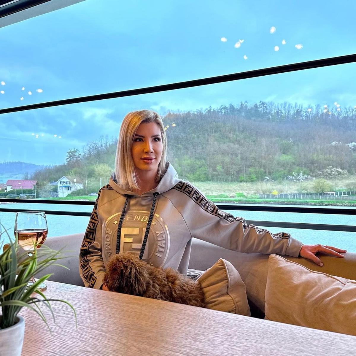 Fosta amantă a lui Marica s-a pozat doar în lenjerie intimă transparentă la hotel: „Surpriză pentru Ciprian?”