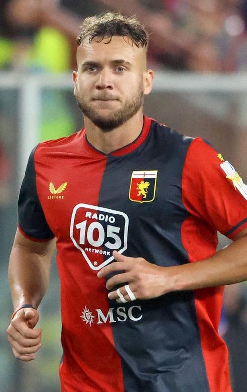 Pușcaș rămâne în cărți la Genoa // Foto: Imago
