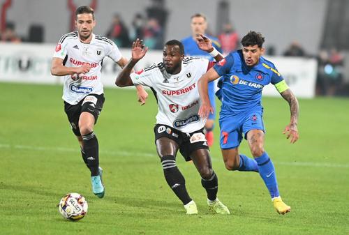 Romario Pires, în duel cu Florinel Coman / FOTO: Imago