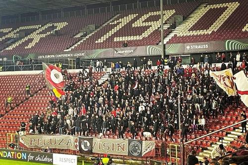 Fanii lui CFR Cluj. 
Sursă foto: Facebook @Peluza Vișinie