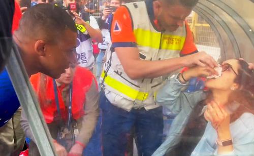Kylian Mbappe a nimerit în față cu mingea o tânără aflată în peluză