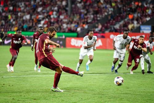 Panagiotis Tachtsidis, executând un penalty cu FC Botoșani / Foto: GSP.ro