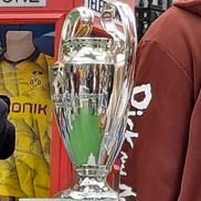 Suporterii au luat cu asalt Regent Street din Londra pentru a se fotografia cu trofeul Ligii Campionilor. Foto: GSP