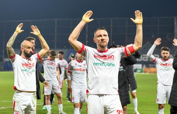 Cu ei vrea Dinamo în play-off » Cei doi fotbaliști au împreună 73 de ani