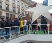 Suporterii au luat cu asalt Regent Street din Londra pentru a se fotografia cu trofeul Ligii Campionilor. Foto: GSP