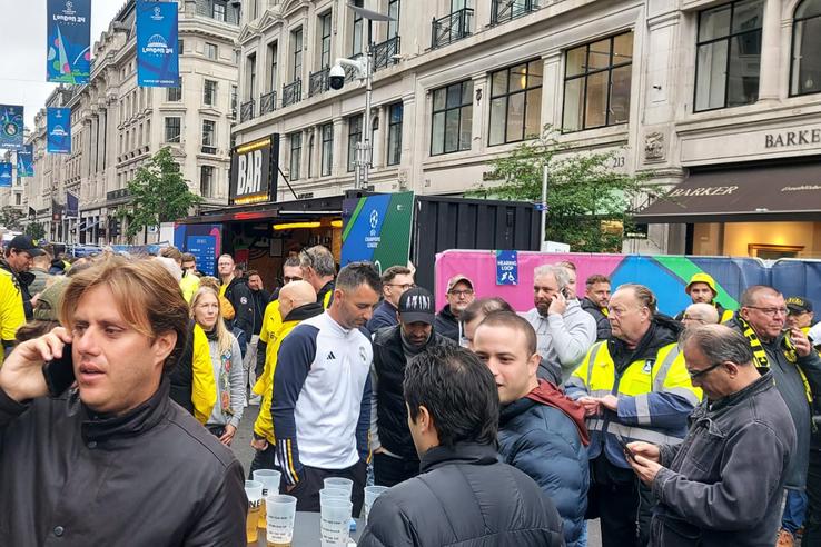 Suporterii au luat cu asalt Regent Street din Londra pentru a se fotografia cu trofeul Ligii Campionilor. Foto: GSP
