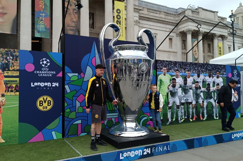 Replica XXL a trofeului Ligii, una dintre marile atracții în Trafalgar Square. Foto: GSP
