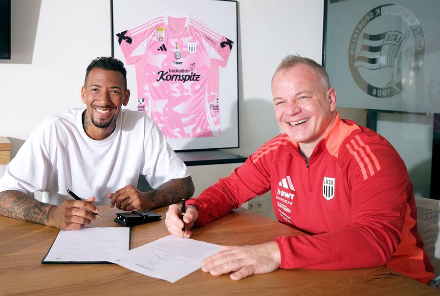 Jerome Boateng a semnat în această vară cu LASK // sursă foto: Twitter @ LASK_Official „Cei de la LASK se bucură că au picat cu FCSB” » Fostul fotbalist stabilit la Linz promite atmosferă ca la Euro: „Suntem aici 24.000 de români”