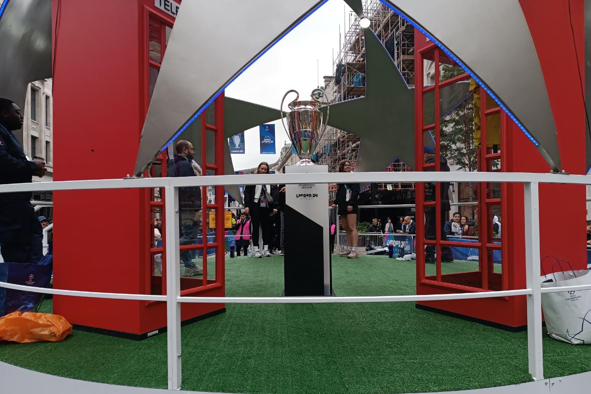 Trofeul Ligii Campionilor, pe Regent Street din Londra