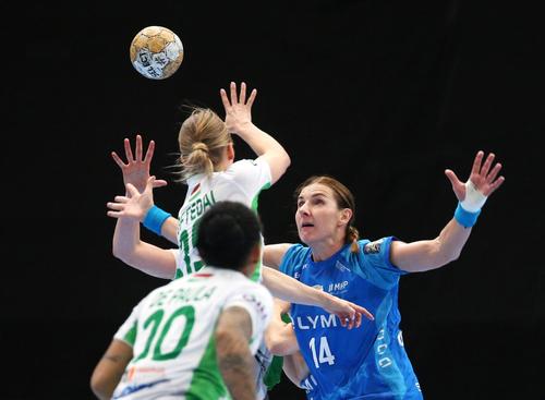 Stine Oftedal (Gyor)  și Karolina Kudlacz-Gloc (Bietigheim) într-un duel ce s-ar putea repeta în finală FOTO Imago Images