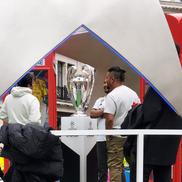 Suporterii au luat cu asalt Regent Street din Londra pentru a se fotografia cu trofeul Ligii Campionilor. Foto: GSP