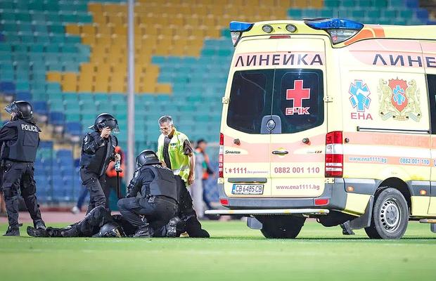 Haos la vecini, în derby-ul CSKA-urilor » Ultrașii au intrat pe teren și s-au bătut cu jandarmii, jucătorii au fugit îngroziți!