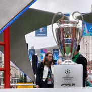 Suporterii au luat cu asalt Regent Street din Londra pentru a se fotografia cu trofeul Ligii Campionilor. Foto: GSP