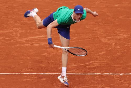 Liderul mondial Jannik Sinner (23 de ani) a avut o prestație dominantă în fața cehului Jiri Lehecka (23 de ani, 34 ATP), victorie 6-0, 6-1, 6-2.