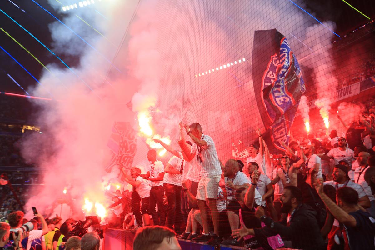 Imaginile pe care UEFA le-ar vrea interzise! PSG show cu torțe