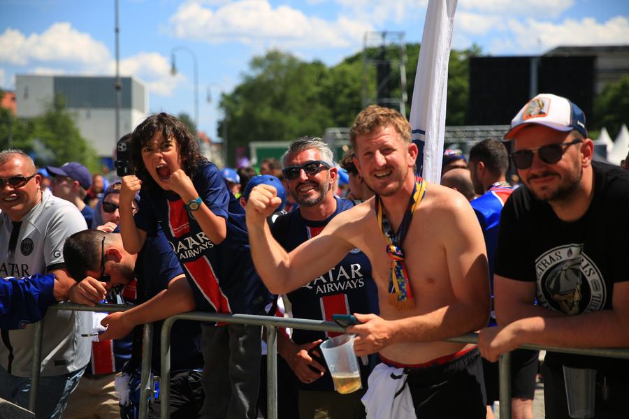 Fanii celor de la PSG în Konigsplatz / Foto: Ionuț Iordache (GSP) PSG - Inter Milano 5-0! Le jour de gloire est arrivé! Victorie memorabilă a Parisului, într-o finală arbitrată fără greșeală de Istvan Kovacs!