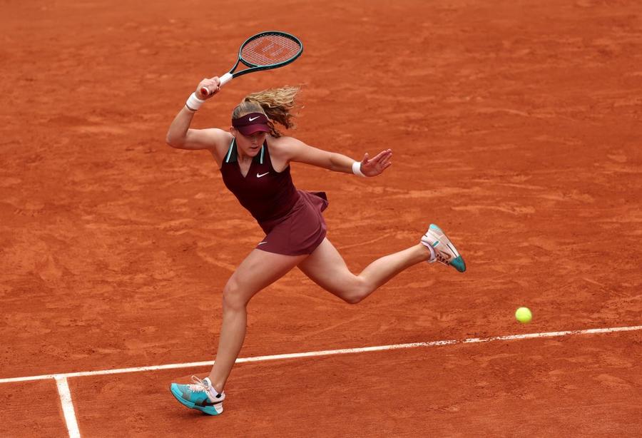 Mirra Andreeva în acțiune la Roland Garros 2025 Foto: Guliver/GettyImages Mirra Andreeva, record după record la Roland Garros » Adolescenta a egalat performanța Martinei Hingis