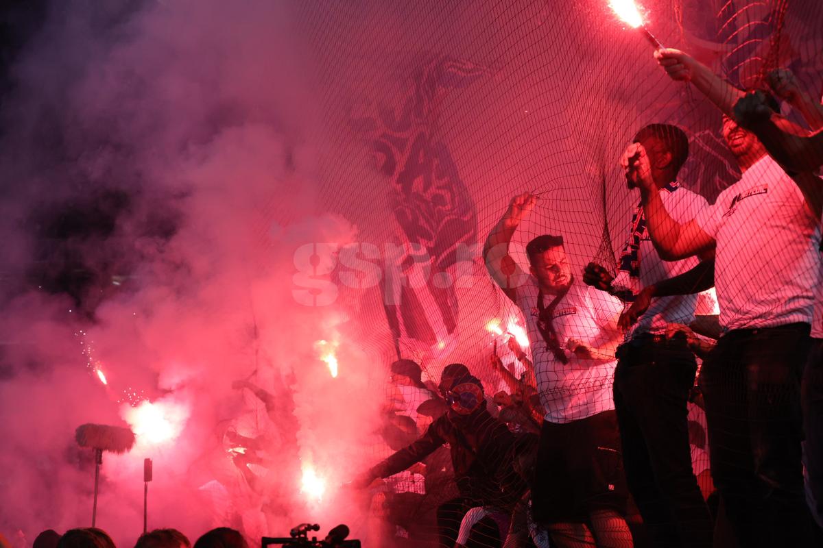 Imaginile pe care UEFA le-ar vrea interzise! PSG show cu torțe