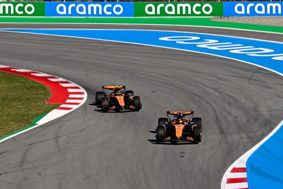 Lando Norris și Oscar Piastri, cei mai rapizi în primele antrenamente din Marele Premiu al Spaniei. Foto: Imago O echipă de F1 cu piloți într-o relație bună? » McLaren încearcă imposibilul, Norris confirmă: „Este numărul unu”