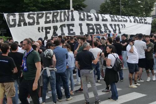 Fanii nerazzurri s-au adunat cu sutele în Bergamo pentru a-l implora pe Gian Piero Gasperini să nu plece de la Atalanta / Foto: Imago