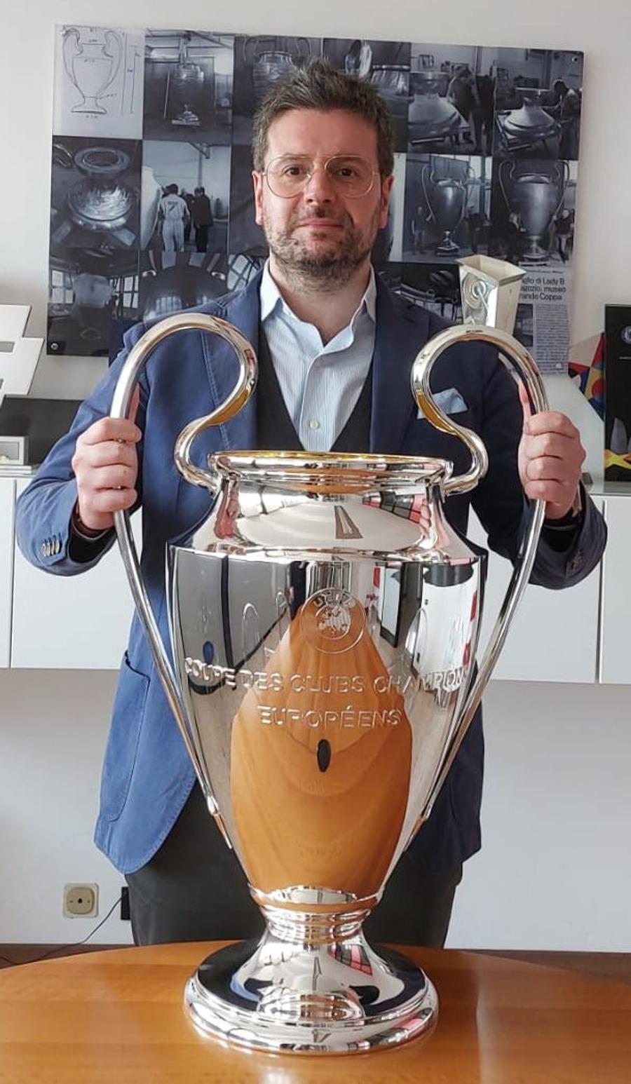 Trofeul Champions League produs de Iaco Group poate fi admirat la Munchen / Foto: X Iaco Group Unde se fabrică trofeul acordat în Liga Campionilor » Cât durează lucrarea și cum se produce „Urecheata”