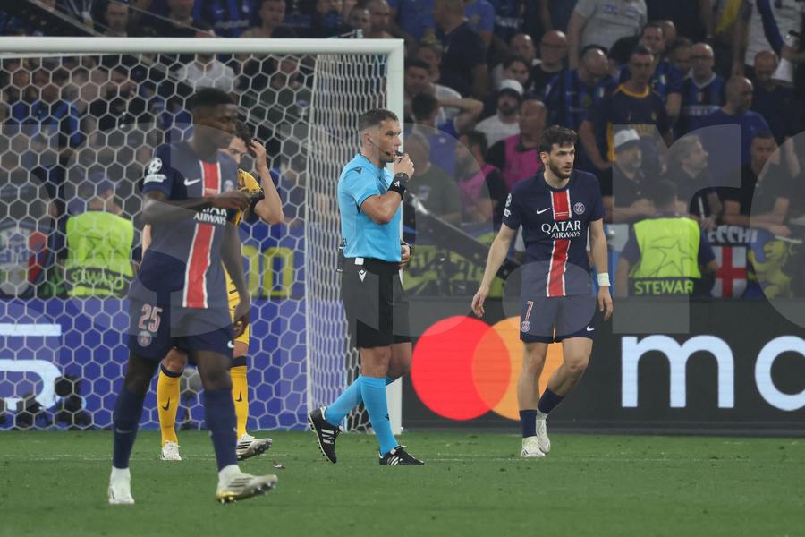 Istvan Kovacs, în PSG - Inter / FOTO: Ionuț Iordache (GSP.ro) Șucu, Chivu, Kovacs: jos pălăria!