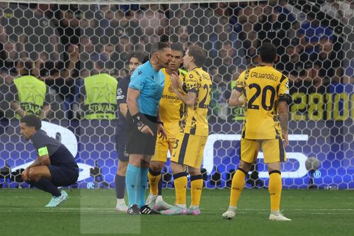 Barella și Istvan Kovacs, schimb de replici în finala UCL / FOTO: Ionuț Iordache (GSP.ro)