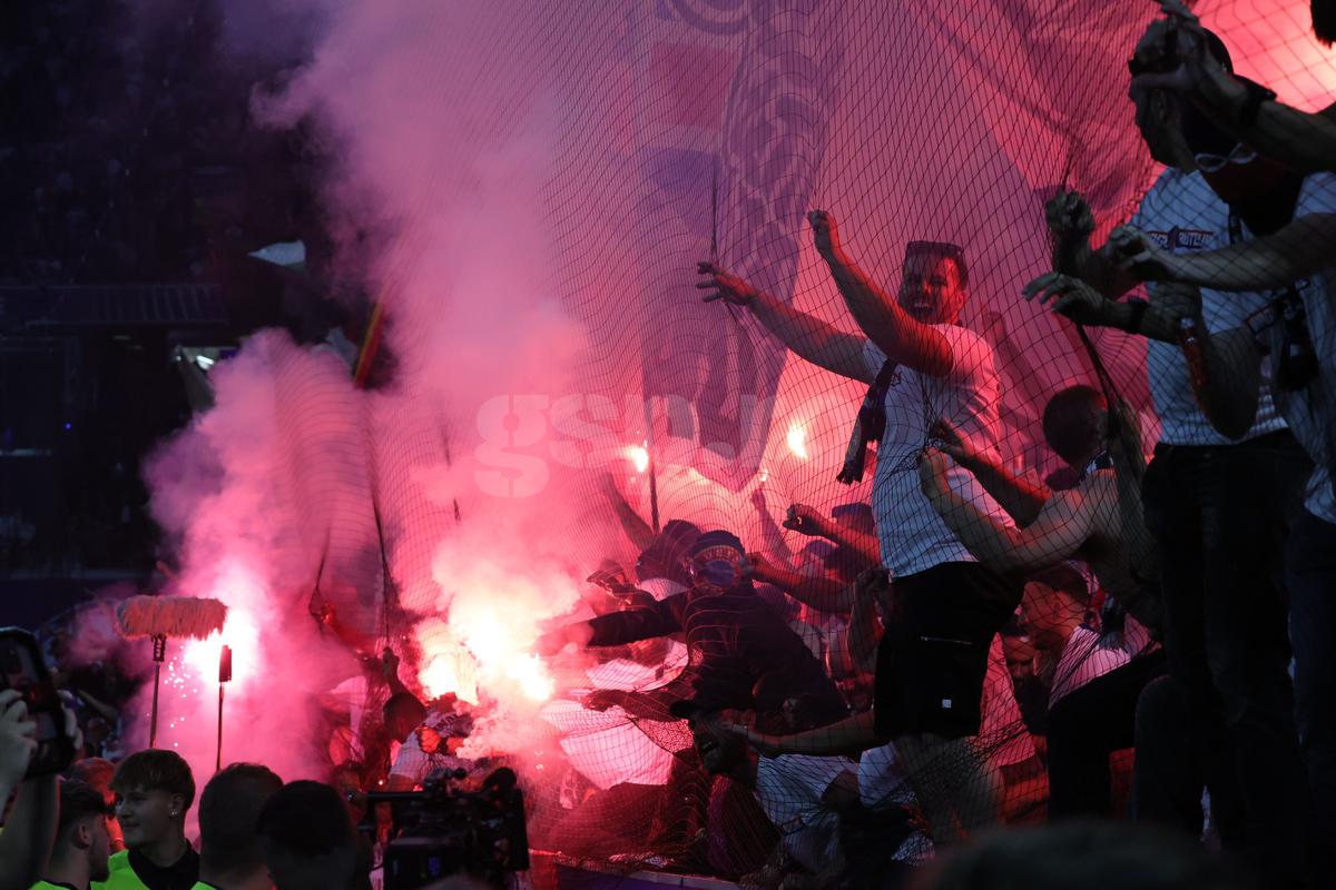 Imaginile pe care UEFA le-ar vrea interzise! PSG show cu torțe