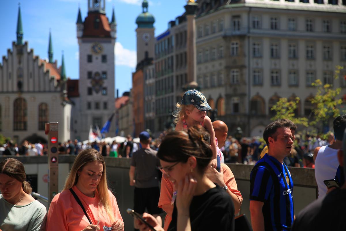 Italienii au invadat Marienplatz! 40.000 de suporteri ai lui Inter sunt la München și au pus stăpânire pe oraș