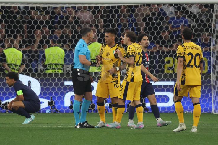 Barella și Istvan Kovacs, schimb de replici în finala UCL / FOTO: Ionuț Iordache (GSP.ro)
