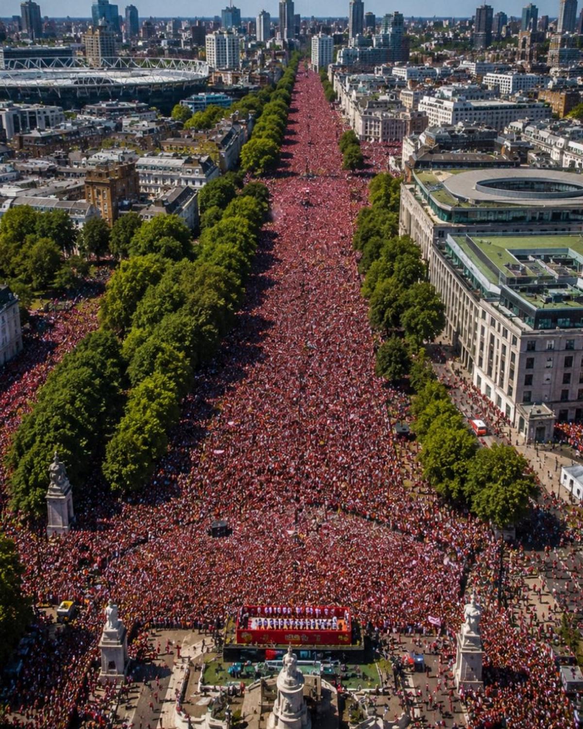 Arsenal a celebrat titlul câștigat în Premier League pe străzile Londrei