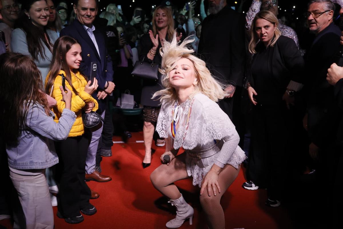 Momente fabuloase pe scenă: Loredana a căzut în genunchi în fața Nadiei, după un duet antologic la Onești