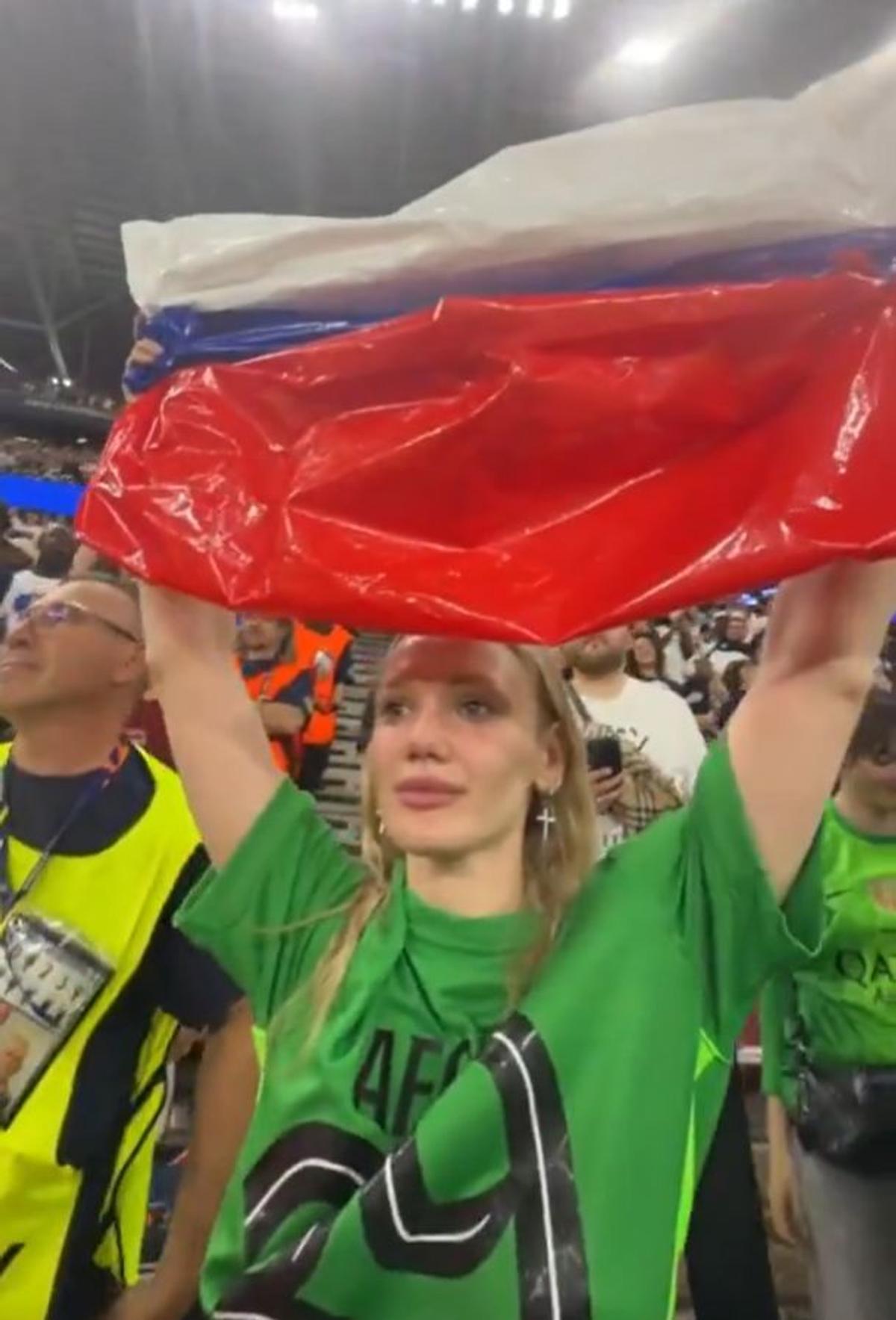 Soția lui Safonov, cu steagul Rusiei la finala Champions League 2026