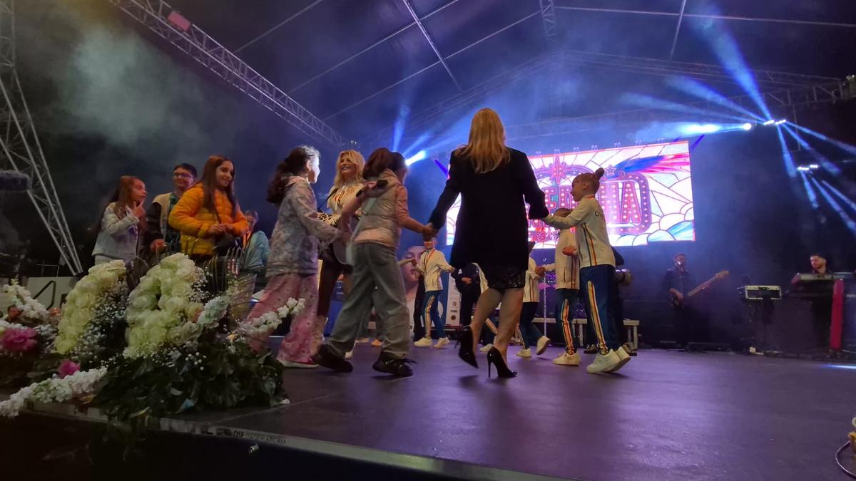 Momente fabuloase pe scenă: Loredana a căzut în genunchi în fața Nadiei, după un duet antologic la Onești