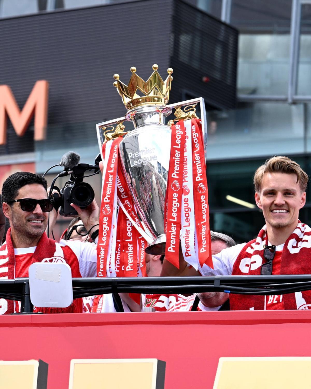 Arsenal a celebrat titlul câștigat în Premier League pe străzile Londrei