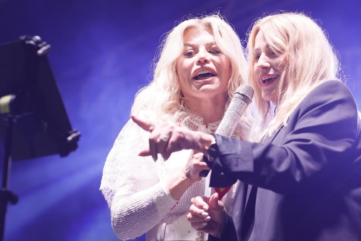 Momente fabuloase pe scenă: Loredana a căzut în genunchi în fața Nadiei, după un duet antologic la Onești