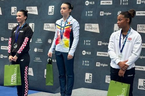 Alexia Blănaru, pe cea mai înaltă treaptă a podiumului după concursul de bârnă de la World Challenge Cup Koper/Foto: Facebook (Federația Română de Gimnastică)
