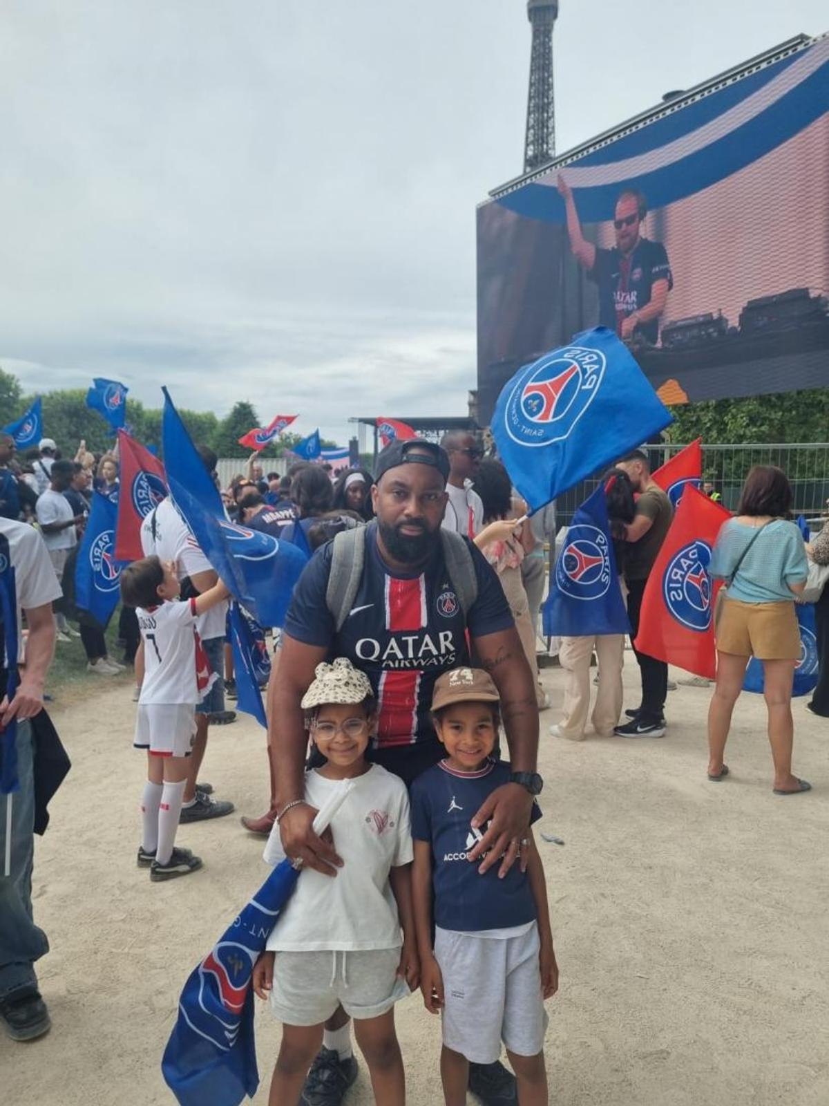 Fotbaliștii lui PSG au sărbătorit cucerirea Ligii Campionilor alături de suporteri