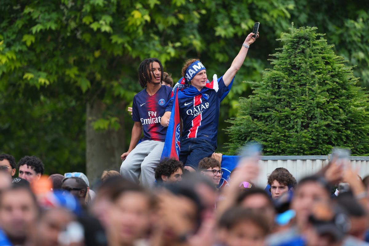 Fotbaliștii lui PSG au sărbătorit cucerirea Ligii Campionilor alături de suporteri
