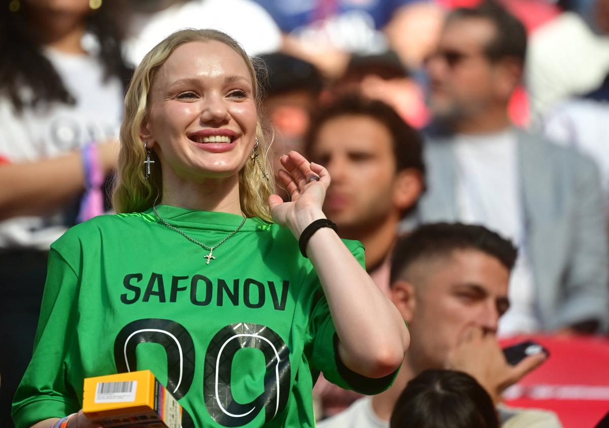 Soția lui Safonov, cu steagul Rusiei la finala Champions League 2026
