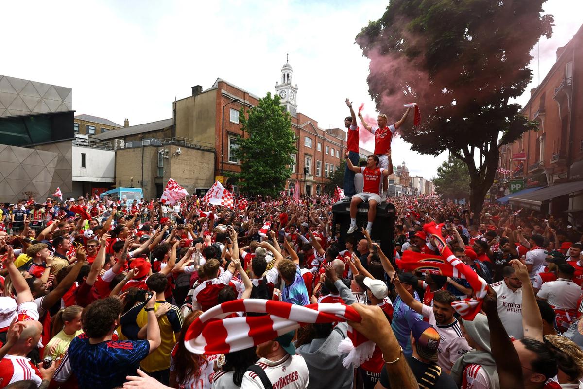 Arsenal a celebrat titlul câștigat în Premier League pe străzile Londrei