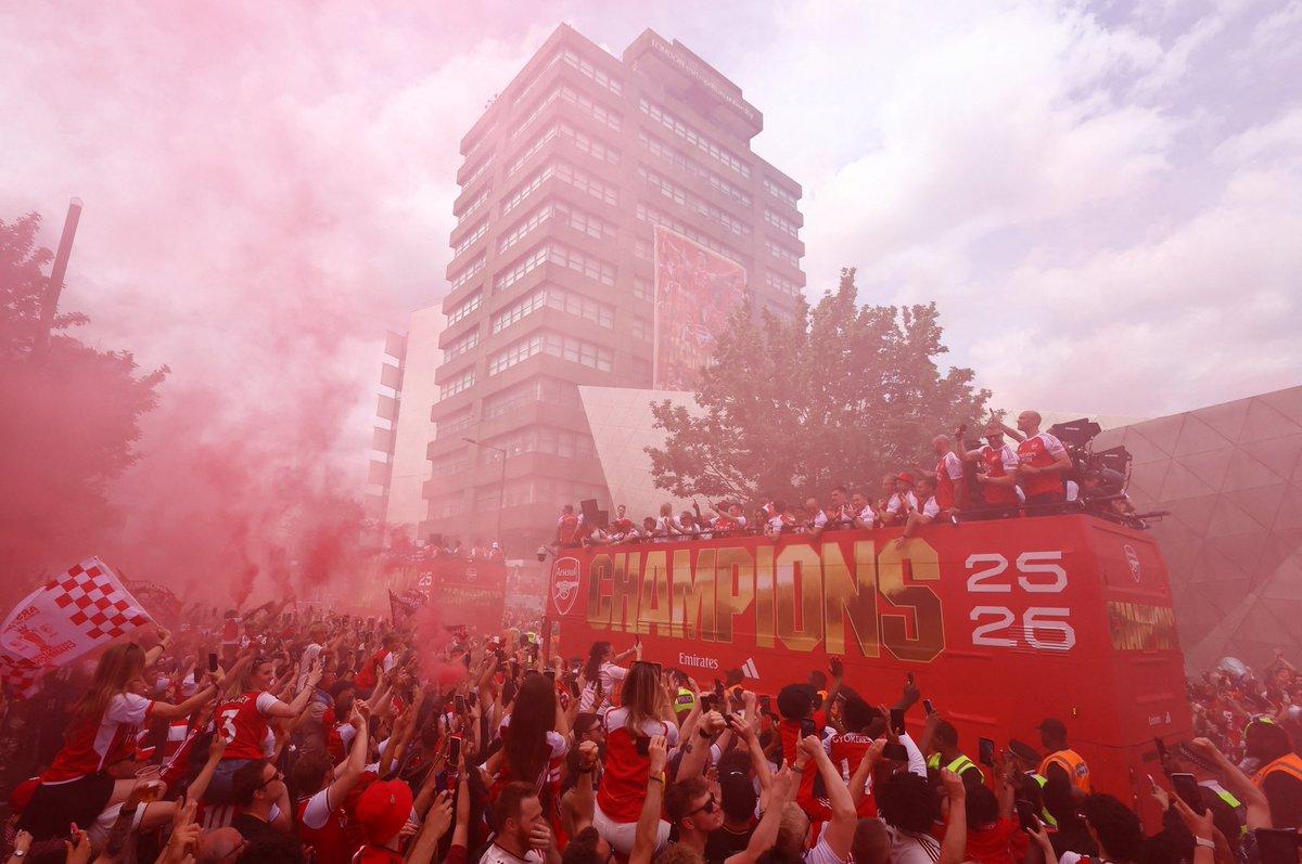Arsenal a celebrat titlul câștigat în Premier League pe străzile Londrei