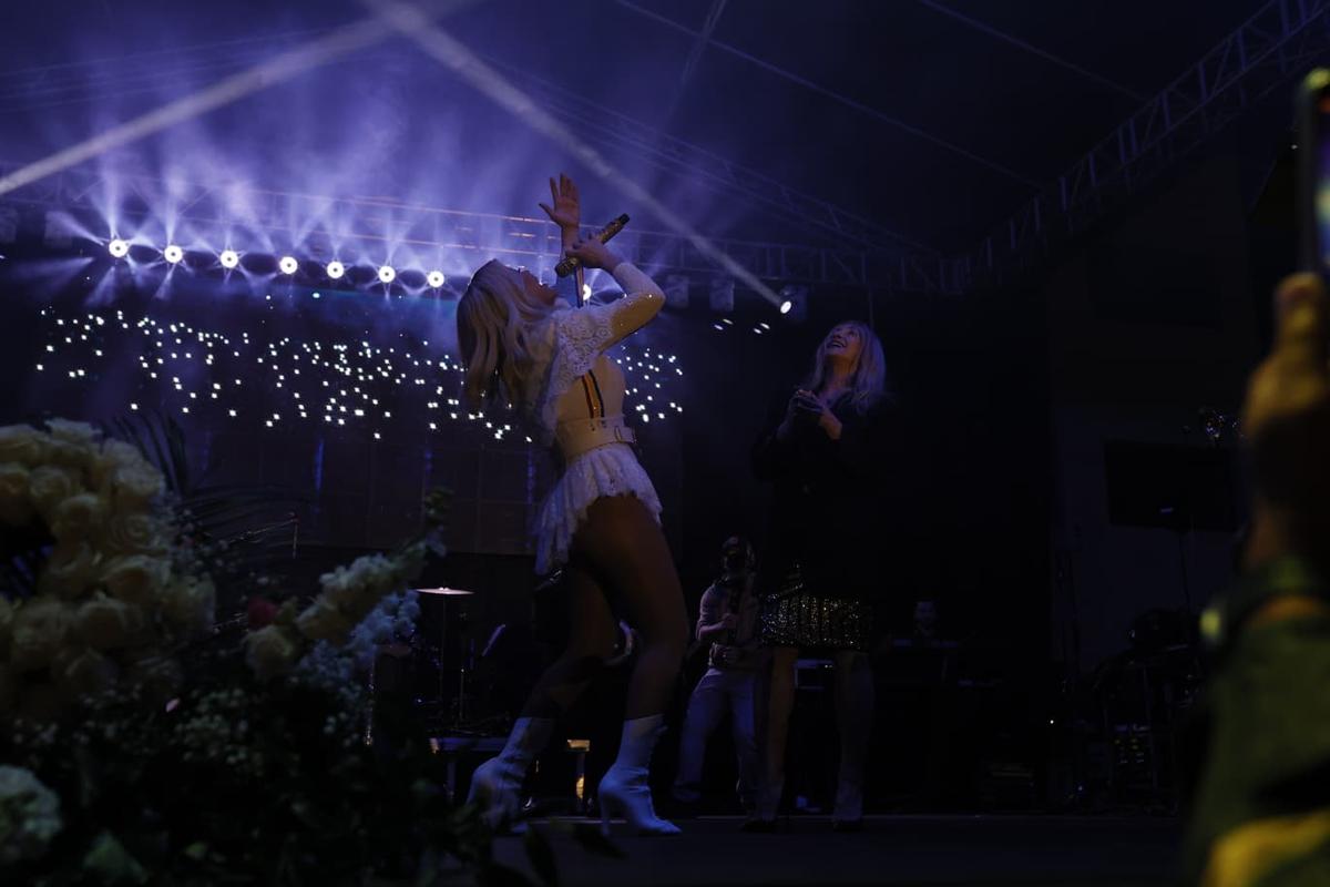 Momente fabuloase pe scenă: Loredana a căzut în genunchi în fața Nadiei, după un duet antologic la Onești