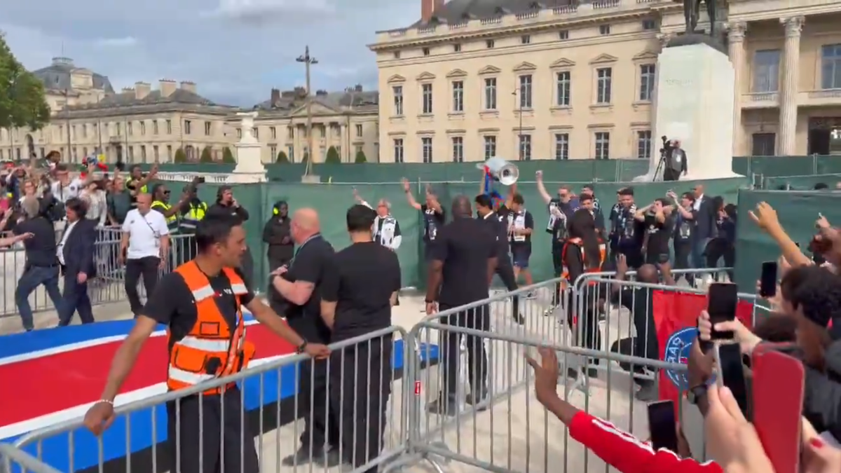Nebunie și la Paris! Jucătorii lui PSG au sărbătorit în stradă triumful din Liga Campionilor