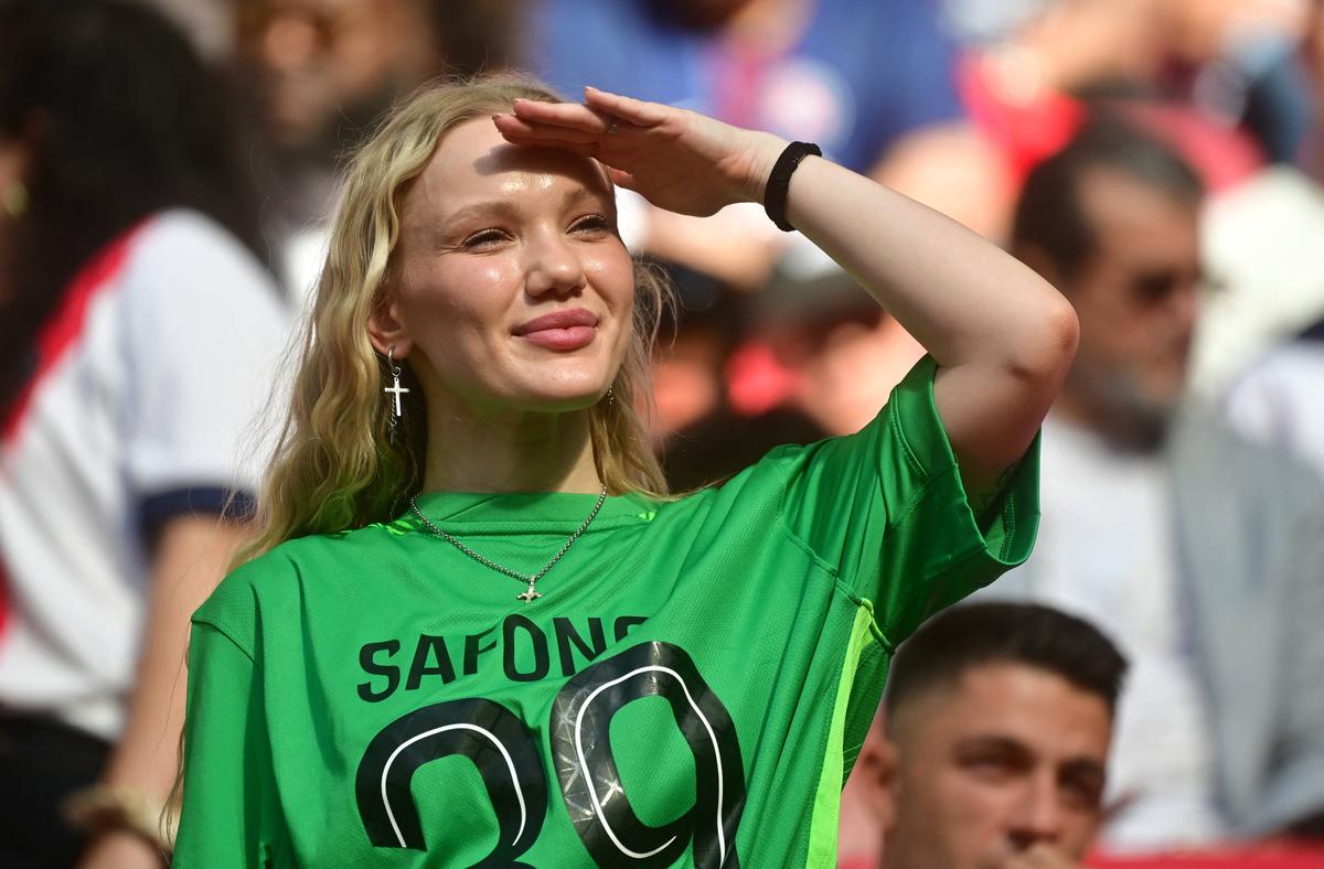 Soția lui Safonov, cu steagul Rusiei la finala Champions League 2026
