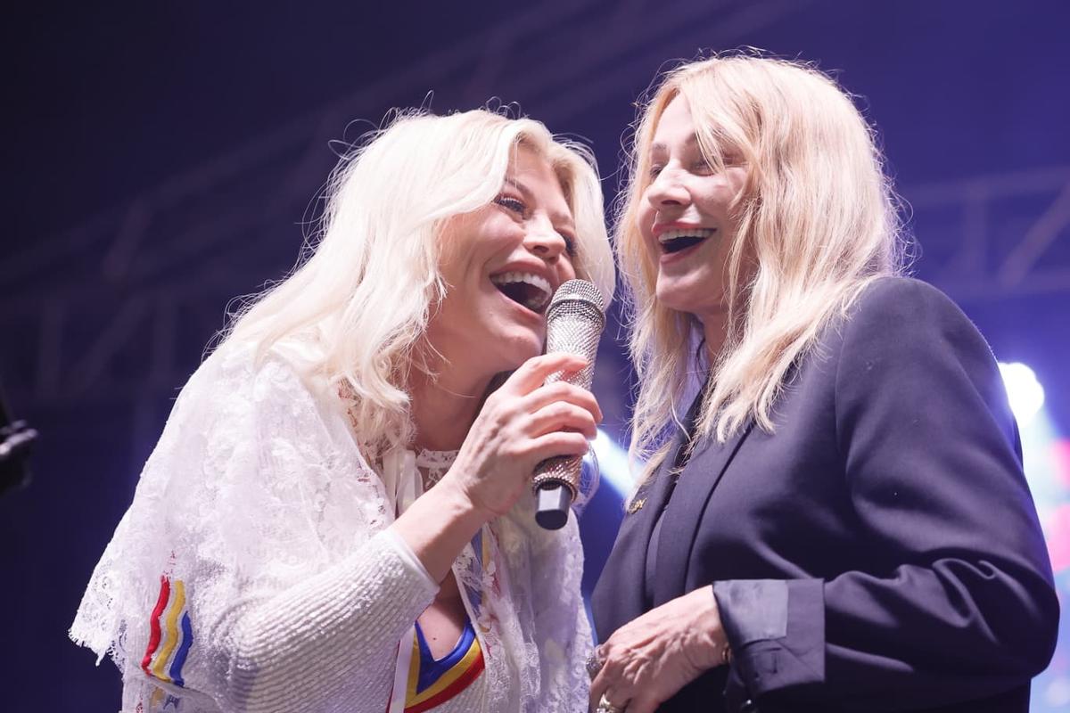 Momente fabuloase pe scenă: Loredana a căzut în genunchi în fața Nadiei, după un duet antologic la Onești