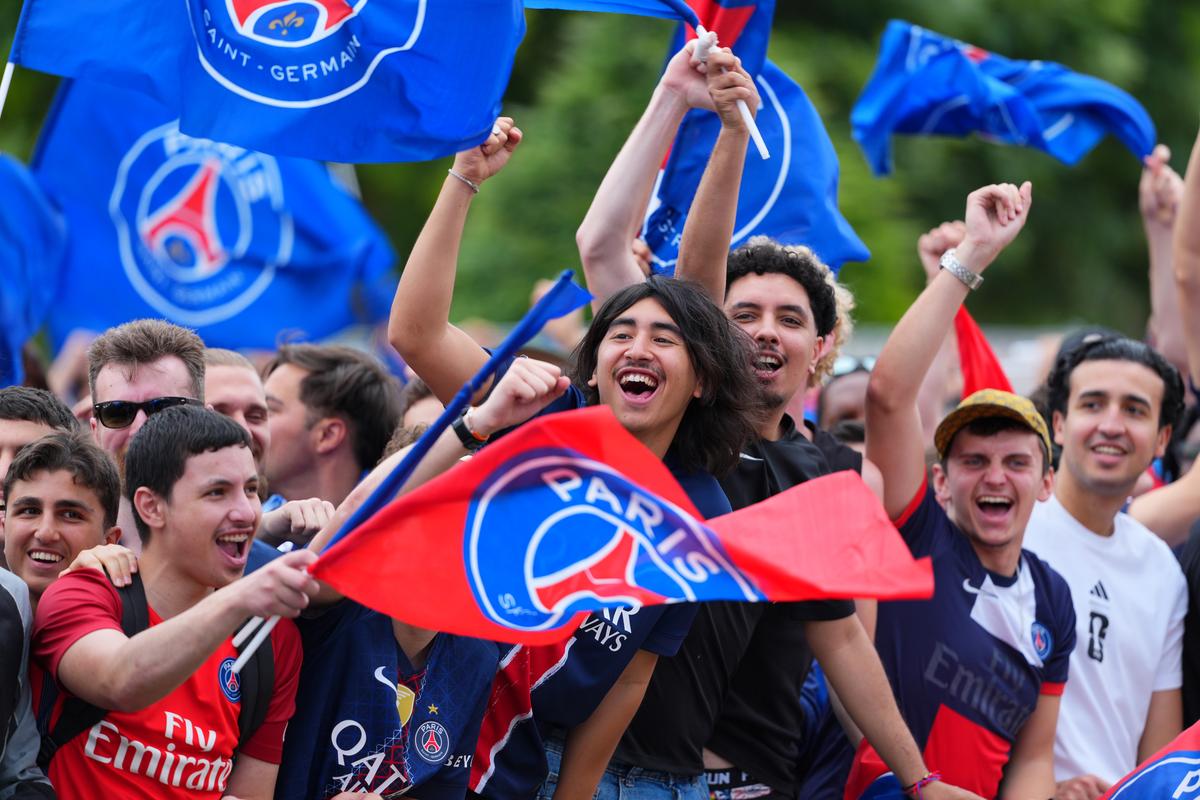 Fotbaliștii lui PSG au sărbătorit cucerirea Ligii Campionilor alături de suporteri