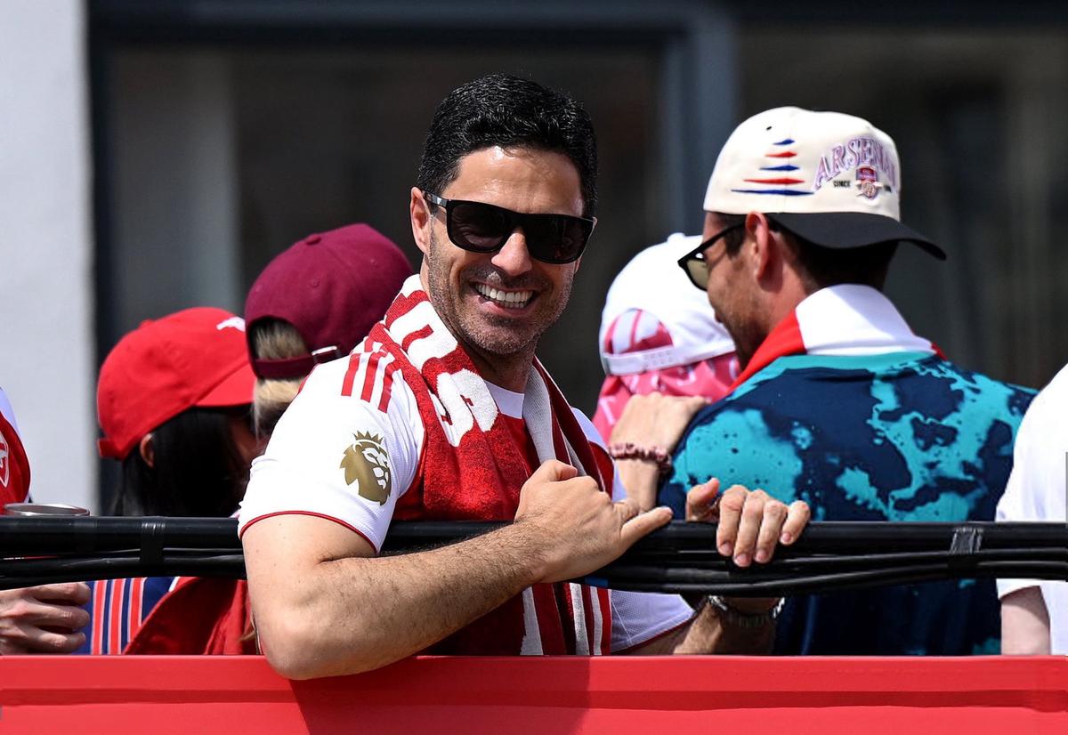 Arsenal a celebrat titlul câștigat în Premier League pe străzile Londrei